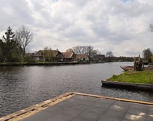 Rustige waterkant bij Vakantiehuis in Kalenberg, perfect voor relaxen in Overijssel.