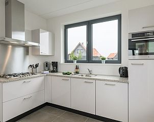 Moderne keuken in Watervilla 4, een vakantiehuis in Ossenzijl, Noordwest Overijssel. Ideaal voor een ontspannen verblijf in Overijssel.