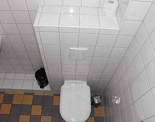 Moderne badkamer in vakantiehuis OV271, Tuk, Noordwest Overijssel, met witte tegels en wastafel.