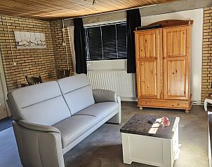 Gezellige woonkamer met open keuken in OV271 vakantiehuis, Tuk, Noordwest Overijssel.