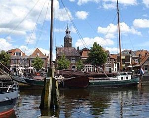 Douche en wastafel in OV271 vakantiehuis, Tuk, Noordwest Overijssel, met moderne witte tegels.