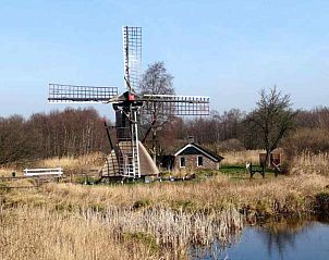 Rustig kanaal in de buurt van OV271 vakantiehuis, Tuk, Noordwest Overijssel, met traditionele boten.