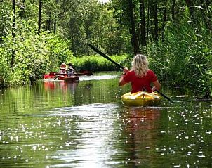 Zeilen op het meer nabij OV271 vakantiehuis, Tuk, Noordwest Overijssel, met houten zeilboten.