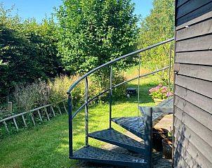 Spiraaltrap naar de tuin van Vakantiehuisje in Tuk in het rustige Noordwest Overijssel.