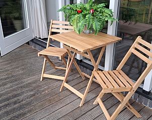 Knus zitje op het terras van Vakantiehuisje in Tuk, ideaal voor een ochtendkoffie in Noordwest Overijssel.