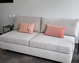 Comfortabele bank in de woonkamer van Vakantiehuisje in Tuk, gelegen in het serene Noordwest Overijssel.