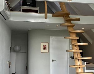 Moderne trap naar de zolder in Vakantiehuisje in Tuk, gelegen in Noordwest Overijssel.