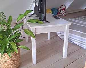 Gezellige zolderhoek met planten in Vakantiehuisje in Tuk, perfect voor ontspanning in Noordwest Overijssel.