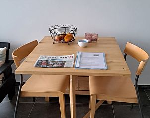 Eettafel in Vakantiehuisje in Tuk met fruitmand en leesmateriaal, gelegen in Noordwest Overijssel.
