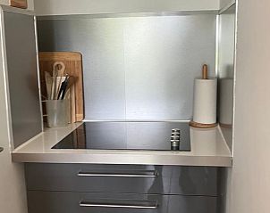 Kookplaat in de moderne keuken van Vakantiehuisje in Tuk, ideaal voor koken in Noordwest Overijssel.