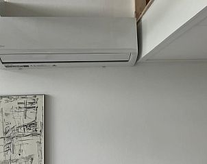 Airconditioning in de woonkamer van Vakantiehuisje in Tuk, voor een aangenaam verblijf in Noordwest Overijssel.