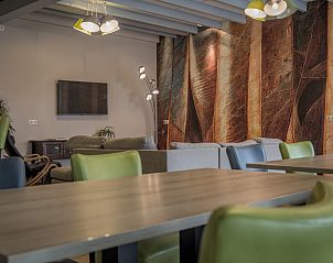 Groep mensen op houten speeltoestel bij OV635, Blokzijl, Overijssel.