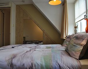 Buitenaanzicht van OV635 vakantiehuis met bloemen, Blokzijl, Overijssel.