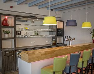 Houten wastafel in badkamer van OV635 vakantiehuis, Blokzijl, Overijssel.