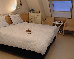 Elegante slaapkamer met zwart-witte accenten in OV635, Noordwest Overijssel.