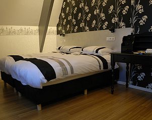 Kinderen spelen op houten klimrek bij OV635 vakantiehuis, Blokzijl.