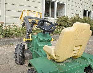 Speeltractor op terrein van OV635 vakantiehuis, Blokzijl, Overijssel.