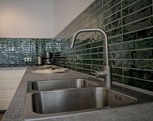 Keuken met dubbele spoelbak in OV635 vakantiehuis, Noordwest Overijssel.