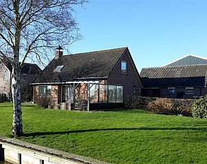 Vakantiehuis in Blokzijl met groene tuin en glazen veranda in Noordwest Overijssel, Overijssel.