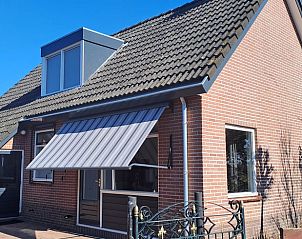 Vooraanzicht van Vakantiehuis in Blokzijl met zonnescherm in Noordwest Overijssel, Overijssel.