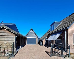 Ruime binnenplaats van Vakantiehuis in Blokzijl met houten schuur in Noordwest Overijssel, Overijssel.