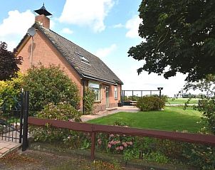 Vakantiehuis in Blokzijl omgeven door bloemen en groen in Noordwest Overijssel, Overijssel.