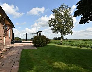 Terras en tuin van Vakantiehuis in Blokzijl met uitzicht op velden in Noordwest Overijssel, Overijssel.