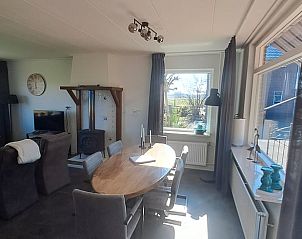 Gezellige woonkamer van Vakantiehuis in Blokzijl met houtkachel in Noordwest Overijssel, Overijssel.