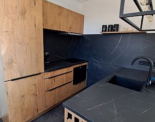 Moderne keuken in Vakantiehuis in Blokzijl met houten kasten in Noordwest Overijssel, Overijssel.