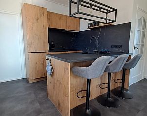 Keuken met ontbijtbar in Vakantiehuis in Blokzijl in Noordwest Overijssel, Overijssel.