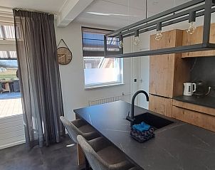 Keuken en eetruimte in Vakantiehuis in Blokzijl met veel lichtinval in Noordwest Overijssel, Overijssel.