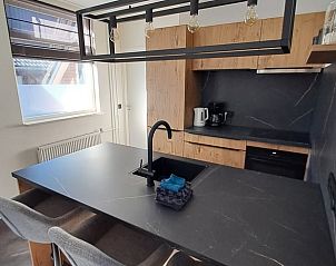 Stijlvolle keuken in Vakantiehuis in Blokzijl met zwarte accenten in Noordwest Overijssel, Overijssel.