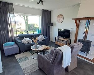 Comfortabele zithoek in Vakantiehuis in Blokzijl met grote ramen in Noordwest Overijssel, Overijssel.