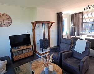 Woonkamer en eetgedeelte in Vakantiehuis in Blokzijl met houtkachel in Noordwest Overijssel, Overijssel.