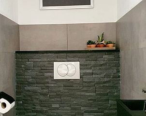 Moderne badkamer in Vakantiehuis in Blokzijl met stenen muur in Noordwest Overijssel, Overijssel.