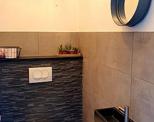 Stijlvolle badkamer met spiegel in Vakantiehuis in Blokzijl in Noordwest Overijssel, Overijssel.