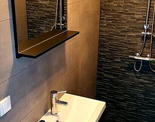 Douche met moderne afwerking in Vakantiehuis in Blokzijl in Noordwest Overijssel, Overijssel.