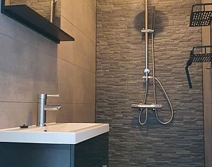 Douche en wastafel in Vakantiehuis in Blokzijl met stenen details in Noordwest Overijssel, Overijssel.