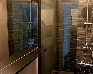 Slaapkamer met tweepersoonsbed in Vakantiehuis in Blokzijl in Noordwest Overijssel, Overijssel.