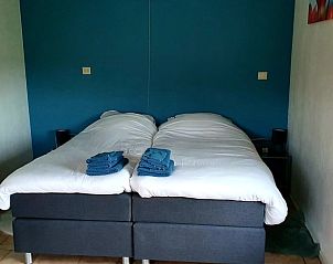 Knusse slaapkamer in Vakantiehuis in Blokzijl met comfortabel bed in Noordwest Overijssel, Overijssel.