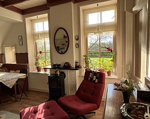 Gezellige woonkamer in Vakantiehuis in Eesveen in Noordwest-Overijssel met uitzicht op de tuin.