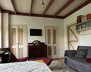 Comfortabele zithoek in Vakantiehuis in Eesveen in Noordwest-Overijssel met boekenplank.