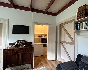 Keuken en woonkamer in Vakantiehuis in Eesveen in Noordwest-Overijssel met vintage kast.