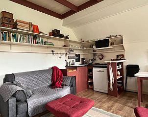 Compacte keuken in Vakantiehuis in Eesveen in Noordwest-Overijssel met moderne apparatuur.