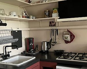 Keuken in Vakantiehuis in Eesveen in Noordwest-Overijssel met stijlvolle inrichting en fornuis.