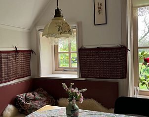 Eethoek in Vakantiehuis in Eesveen in Noordwest-Overijssel met gezellige verlichting.