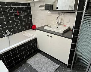 Moderne badkamer in Vakantiehuis in Eesveen in Noordwest-Overijssel met ligbad en douche.