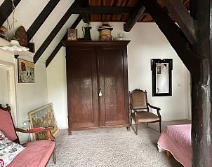 Klassieke slaapkamer in Vakantiehuis in Eesveen in Noordwest-Overijssel met houten kast.