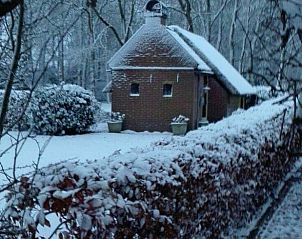 Sneeuw bedekt het Huisje in Eesveen, idyllische winteromgeving in Noordwest Overijssel, Overijssel.