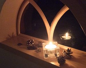 Gezellig interieur van Huisje in Eesveen met kaarslicht, sfeervol vakantiehuis in Overijssel.